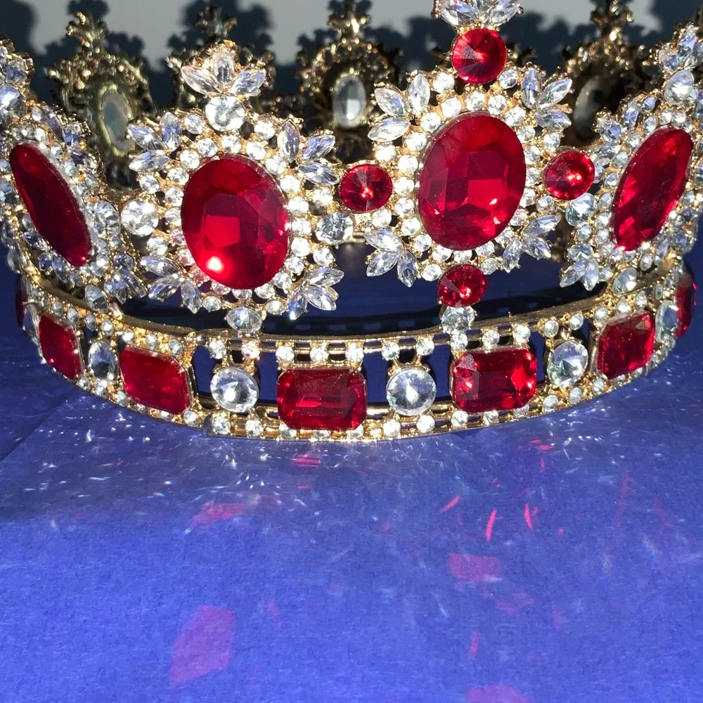 Red crown with gold tone. - Picture 10 of 12